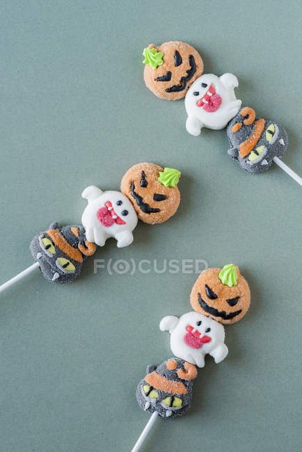 Halloween candies on sticks on colorful background — Stock Photo
