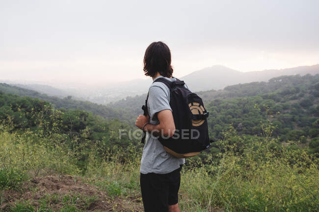 Homem de colheita com mochila no campo — Fotografia de Stock