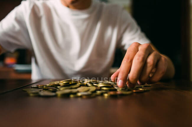 Crop male holding coins — Stock Photo