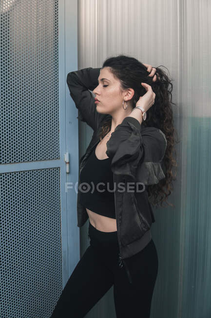 Young woman leaning on wall — Stock Photo