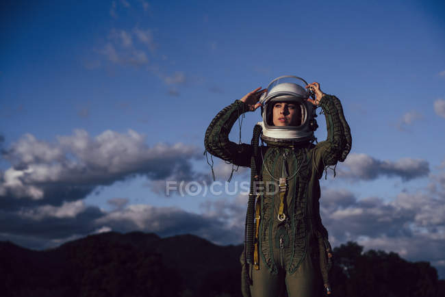 Selbstbewusste Astronautin steht abends in der Natur — Stockfoto