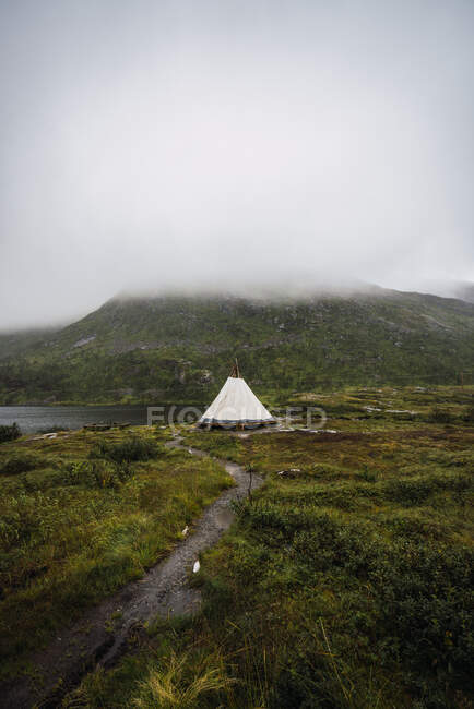 Zelt auf dem Boden in der Nähe des Berges aufgestellt — Stockfoto