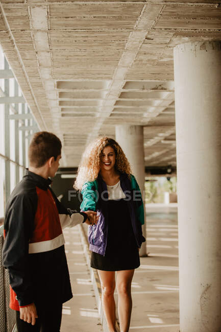 Young couple in roofed pathway — Stock Photo