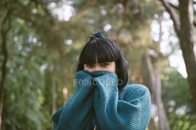 Красива мрійлива жінка в светрі на відкритому повітрі — стокове фото