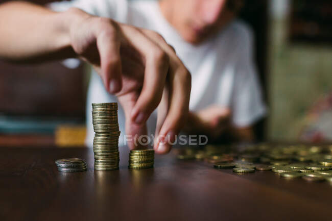 Обрізати хлопця підрахувати монети — стокове фото