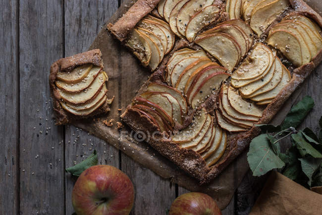 Tarta de manzana casera sobre una mesa de madera en mal estado - foto de stock
