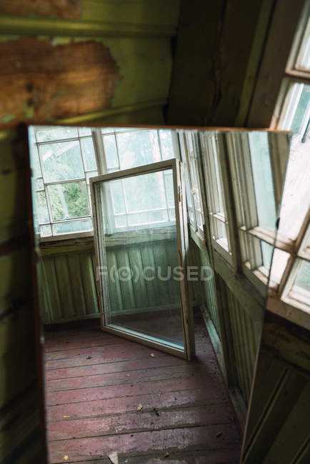 Marco de ventana en habitación vacía de casa abandonada - foto de stock