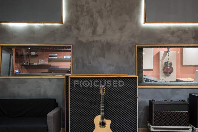 Guitarra acústica perto do amplificador — Fotografia de Stock