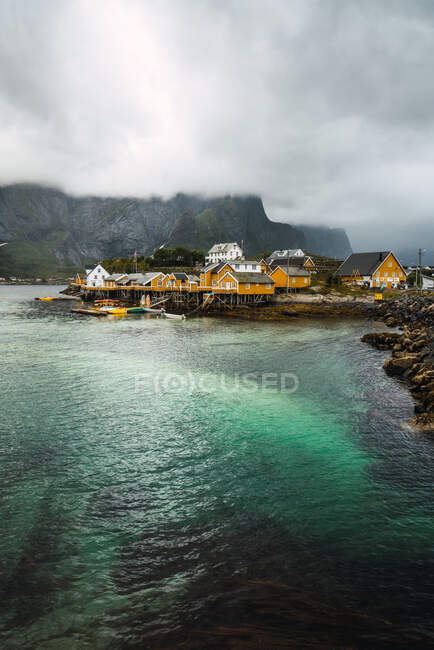 Vista aérea pitoresca de pequena aldeia na costa rochosa — Fotografia de Stock