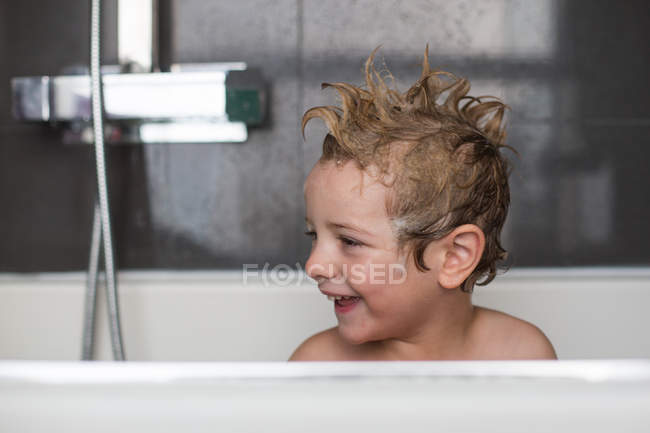 Щасливий маленький хлопчик грає у ванній — стокове фото