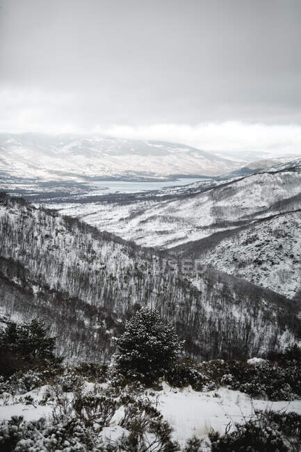 Vista maestosa di splendide colline sulla nuvolosa giornata invernale nella natura maestosa — Foto stock