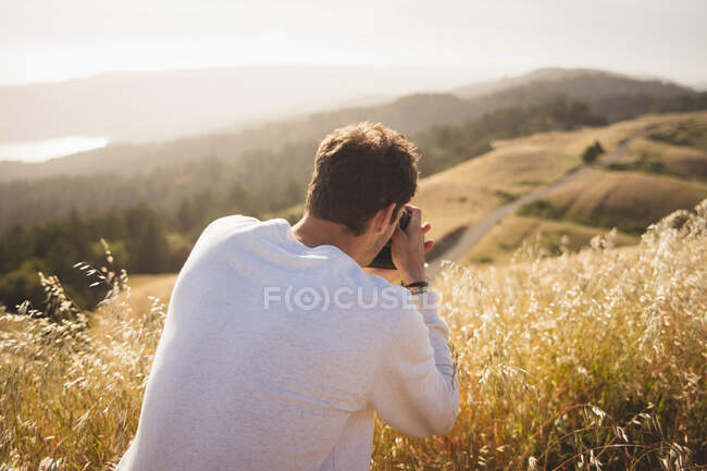 Uomo scattare foto in bella campagna — Foto stock