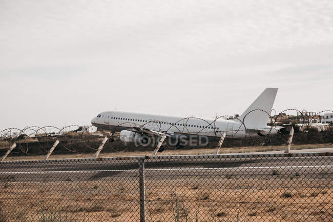 Avião voando do aeroporto cercado por fio de segurança, Mykonos — Fotografia de Stock