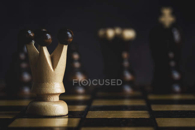 Primer plano de Juego y piezas de ajedrez sobre fondo oscuro - foto de stock