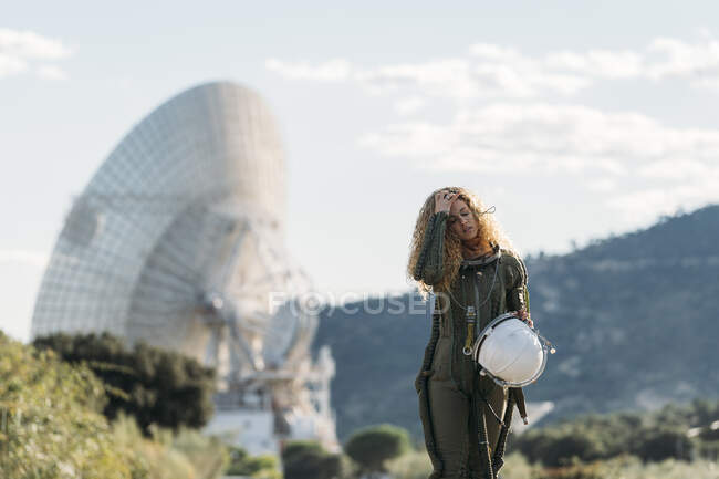 Mulher bonita andando vestida de astronauta. — Fotografia de Stock