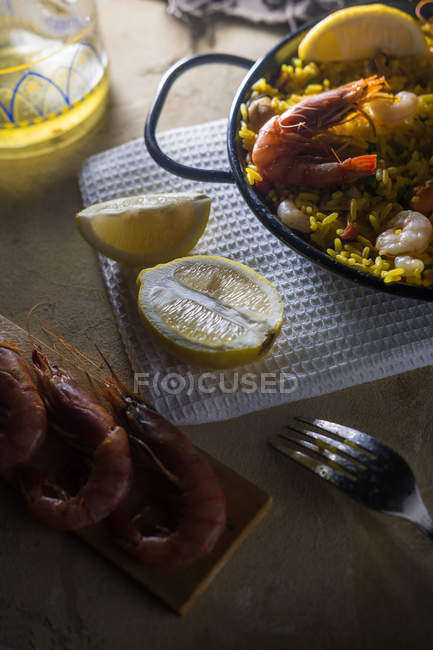 Paella marinera tradizionale spagnola con riso, gamberi, calamari e cozze in padella con ingredienti — Foto stock