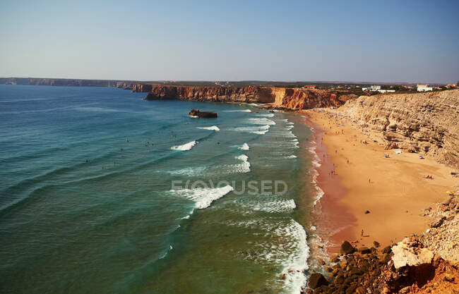 Sea coast with tall cliffs and blue water — Stock Photo