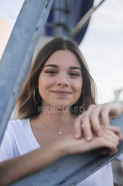 Casual young brunette outdoors — Stock Photo