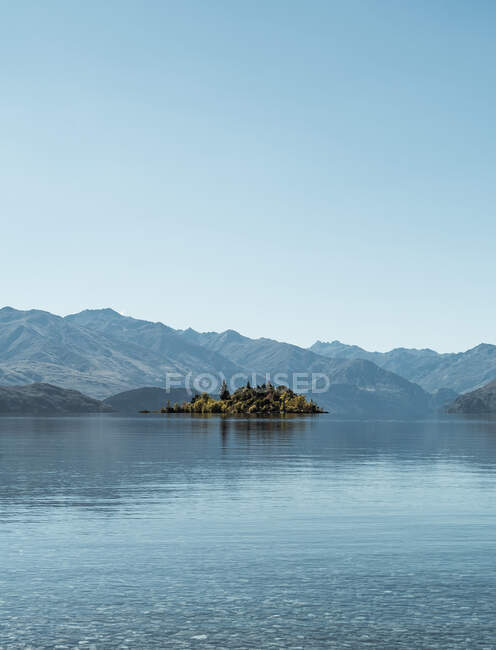 Magnifica vista del calmo lago Wanaka e maestoso crinale di montagna in Nuova Zelanda — Foto stock