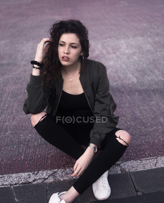 Junge Frau sitzt auf dem Boden — Stockfoto