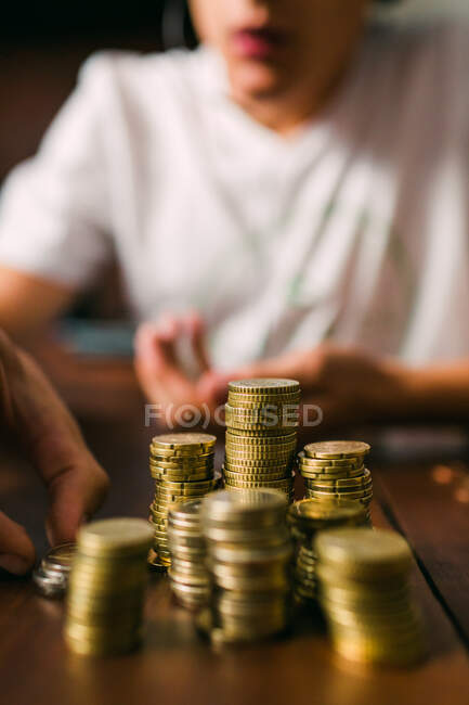 Crop guy counting coins — Stock Photo