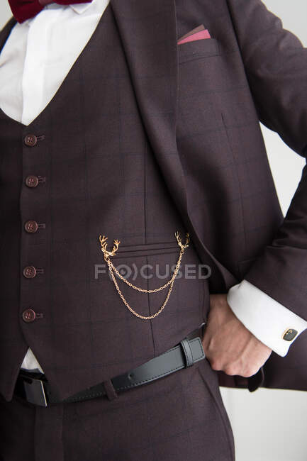 Crop vista dell'uomo in costume formale nero e gilet con catena dorata — Foto stock