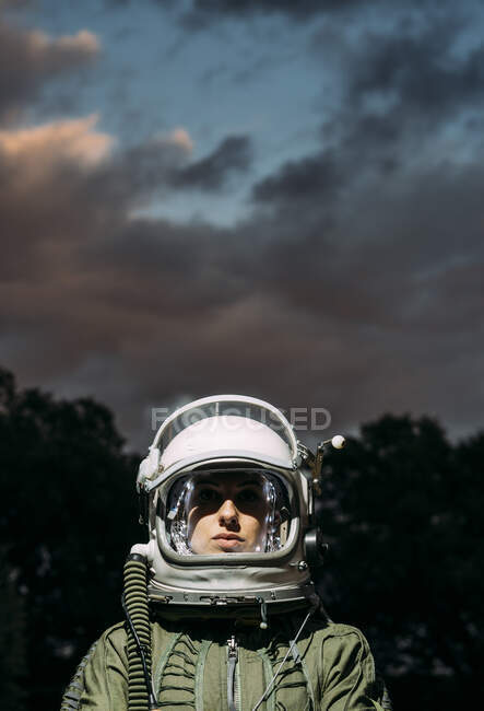 Mulher bonita posa olhando para a câmera vestida como um astronauta. — Fotografia de Stock