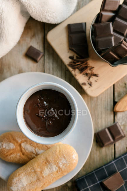 Hot chocolate cup with baked buns on plate — Stock Photo