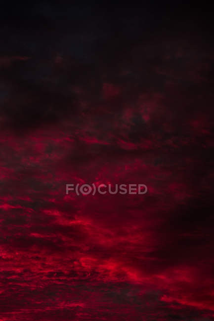 Pintoresca vista del cielo negro y rojo multicolor en la noche oscura - foto de stock