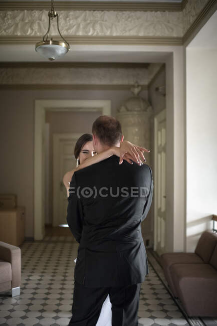 Ehepaar tanzt in Luxus-Gebäude — Stockfoto