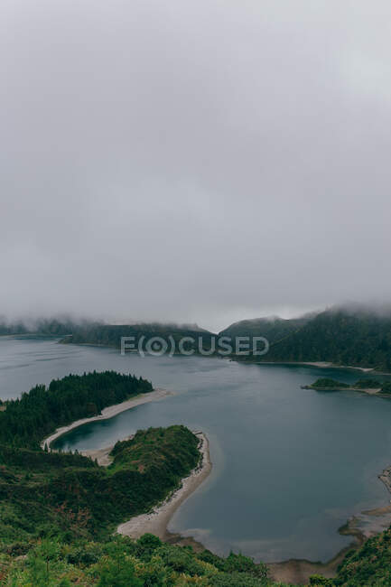 Lago com costa montanhosa — Fotografia de Stock