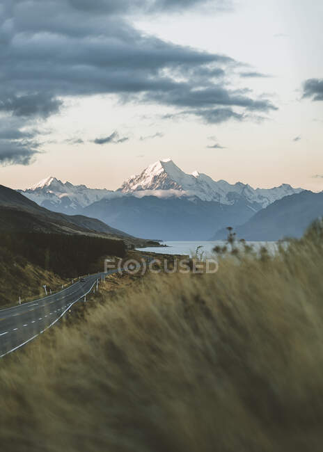 Estrada de asfalto perto de montanhas — Fotografia de Stock