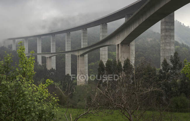 Hohes Viadukt unter düsterem Himmel — Stockfoto