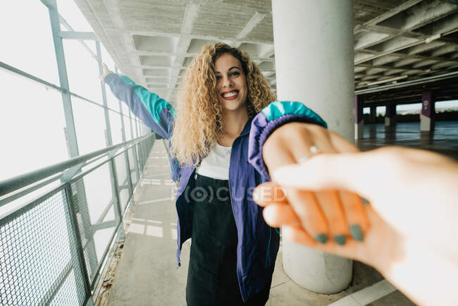 Mulher alegre pedindo para segui-la — Fotografia de Stock