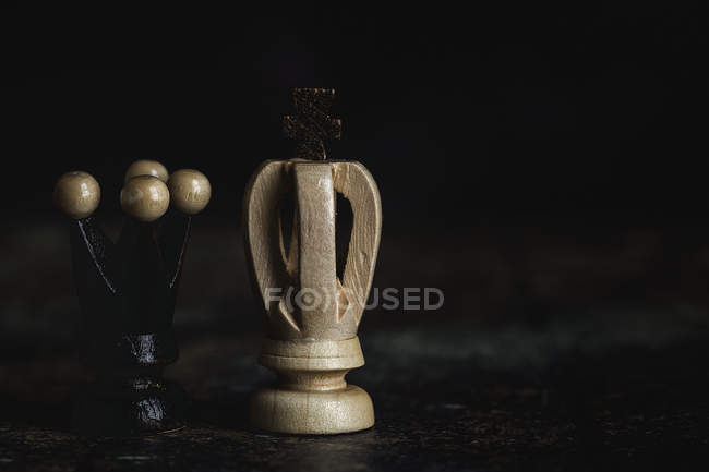 Gros plan de la partie et des pièces d'échecs sur fond sombre — Photo de stock