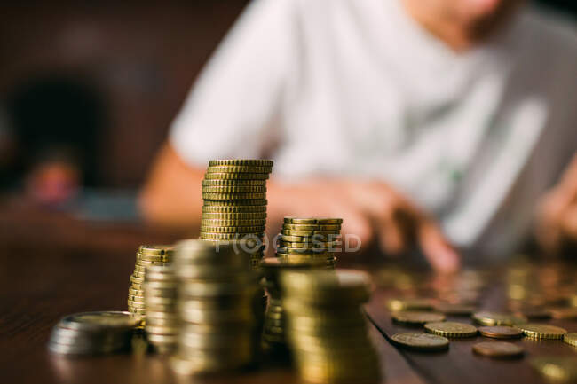 Colheita cara contando moedas — Fotografia de Stock