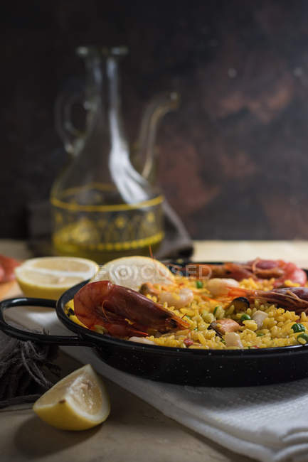 Traditionelle spanische Paella marinera mit Reis, Garnelen, Tintenfisch und Muscheln in Pfanne mit Zutaten — Stockfoto
