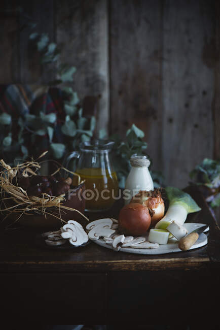 Cebollas en un plato en la mesa - foto de stock