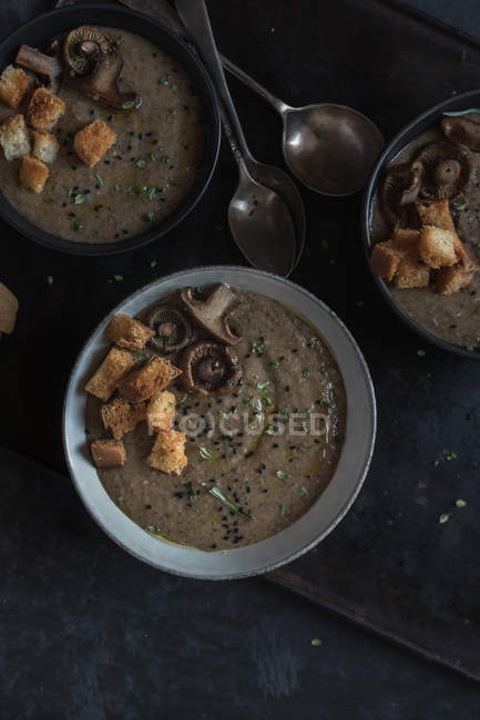 Грибного Крем-суп з сухариками в чаш на темному тлі — стокове фото
