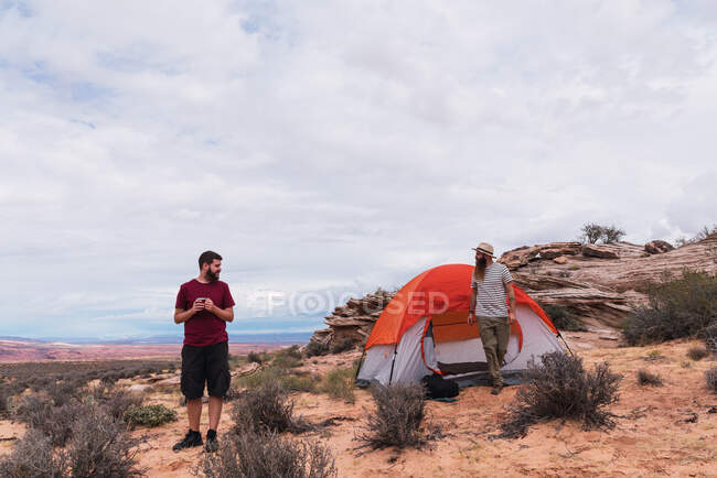 Путешественники в палатке в Гранд-Каньоне — стоковое фото