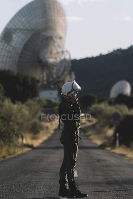 Belle femme se faisant passer pour un astronaute. — Photo de stock