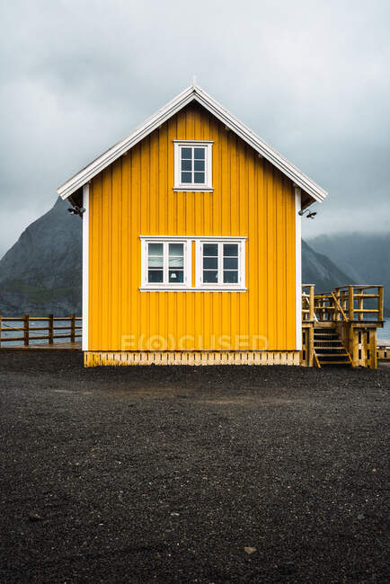 Жовтий будинок з горами позаду — стокове фото