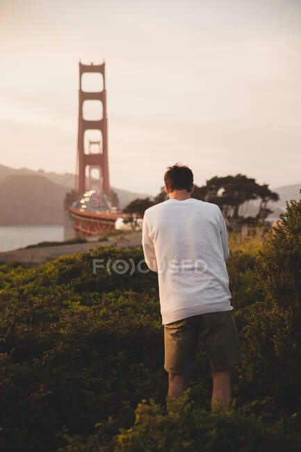 Homem anônimo tirando foto da ponte — Fotografia de Stock