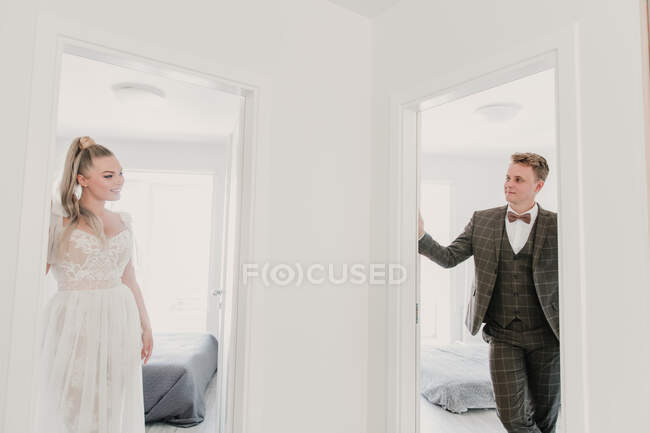 Свадебная пара смотрит друг на друга в помещении — стоковое фото