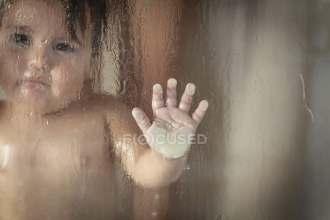 Веселая мать с ребенком принимает душ — стоковое фото