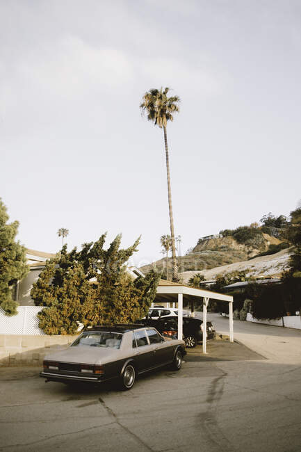 Nice vintage car standing on city street on sunny day in Santa Monica, California — Stock Photo
