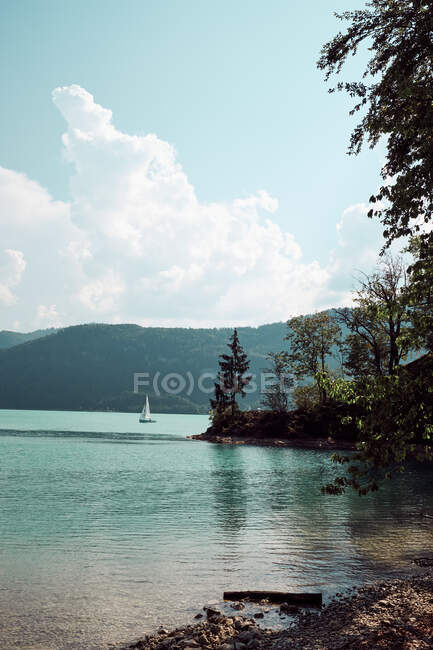 Pintoresco lago entre montañas - foto de stock