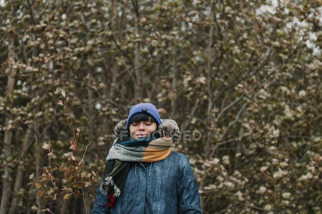 Mulher de pé na floresta — Fotografia de Stock
