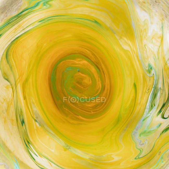 Wirbel aus sich auflösender gelber und grüner Farbe — Stockfoto