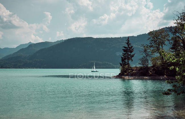 Lac pittoresque entre les montagnes — Photo de stock